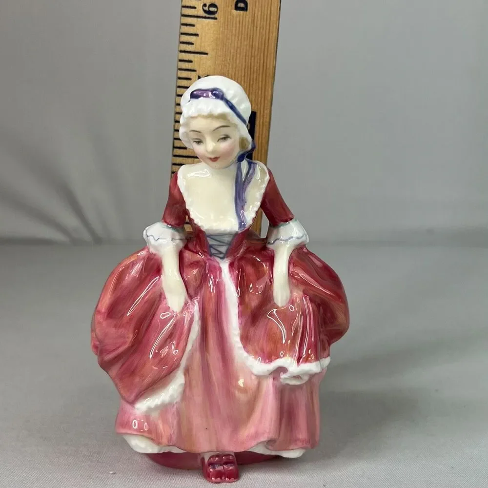 Royal Doulton Figurine Goody‎ Two Shoes HN 2037 5